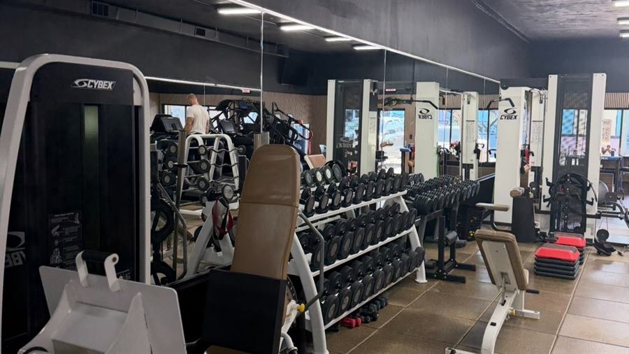 Dumbbell rack along the mirrored wall