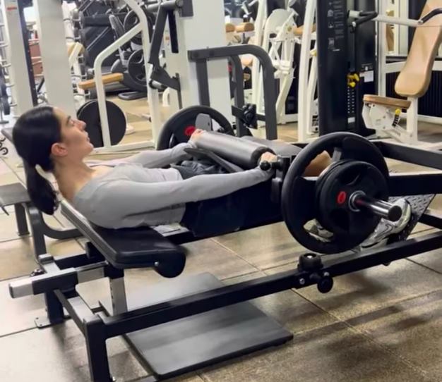 Member training on the hip thrust machine